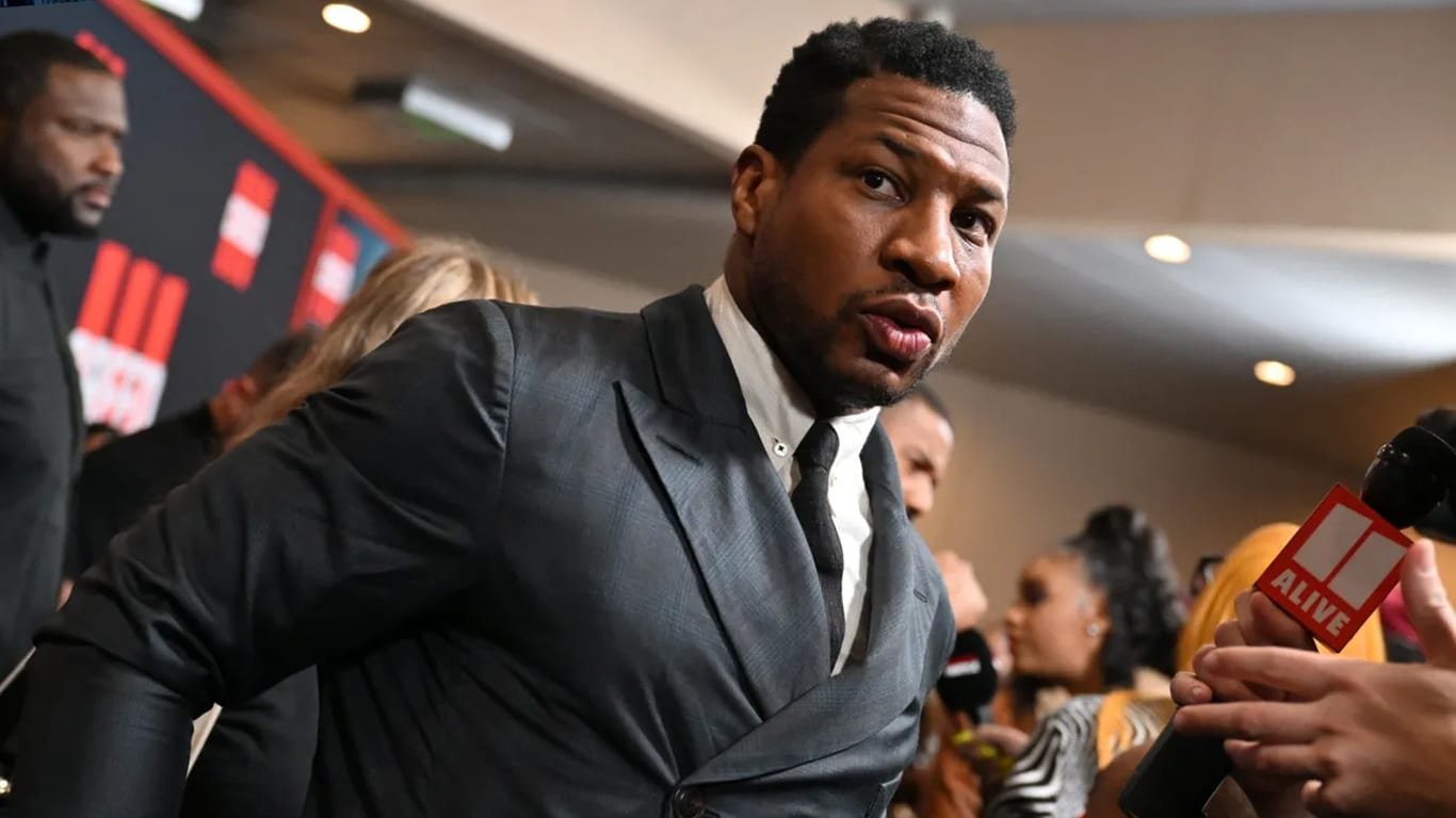 Marvel demite Jonathan Majors após veredito de agressão e assédio